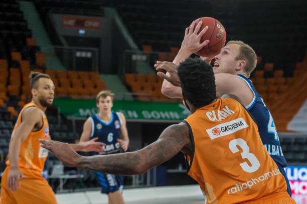 他更多地承 他更多地承